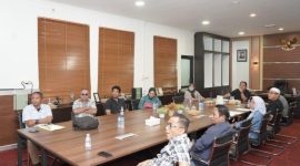 Sekda Kota Ternate, Rizal Marsaoly saat memimpin rapat peningkatan kualitas pelaksanaan SPBE. (Rakyatmu/Istimewa)