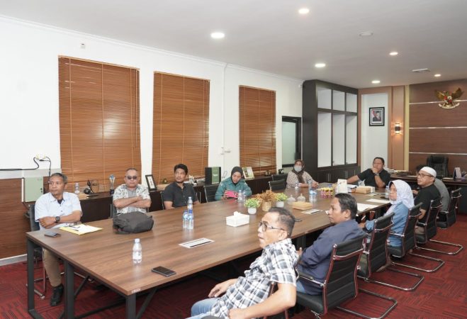 Sekda Kota Ternate, Rizal Marsaoly saat memimpin rapat peningkatan kualitas pelaksanaan SPBE. (Rakyatmu/Istimewa)
