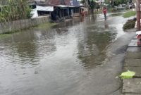 Jalan Utama di Sanana, Kabupaten Kepulauan Sula Terendam Air Hujan. (Rakyatmu)