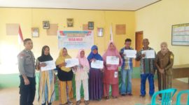 Kepala Desa Belo, Kabupaten Pulau Taliabu Bersama Penerima BLT. (Rakyatmu)