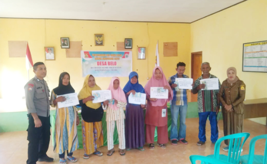 Kepala Desa Belo, Kabupaten Pulau Taliabu Bersama Penerima BLT. (Rakyatmu)