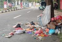 Sampah berserakan di Bahu Jalan Utama lingkungan Istana Daerah dan Kantor UPP Sanana, Kabupaten Kepulauan Sula. (RakyatMu)