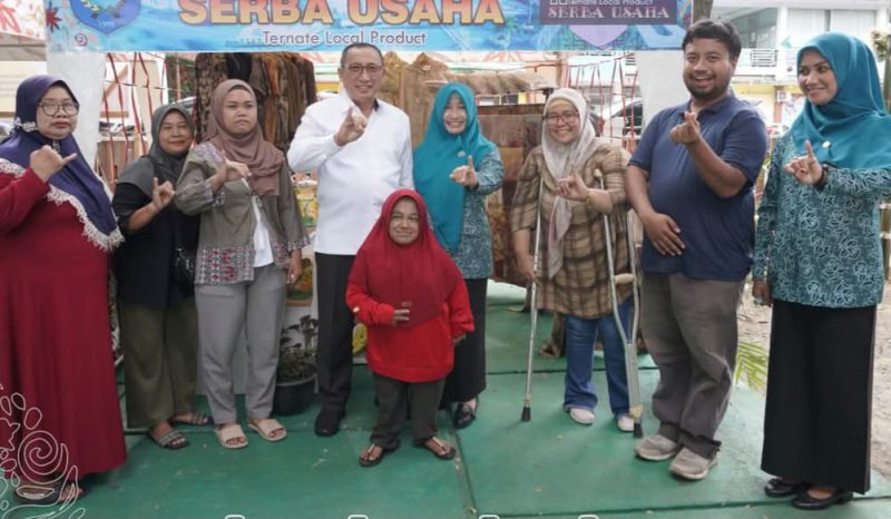 Wali Kota Ternate M. Tauhid Soleman bersama Ketua TP. PKK Ny. Marliza M. Tauhid Kunjungi Stand UMKM di Musrenbang Kecamatan Ternate Tengah. (Ongky for Rakyatmu)