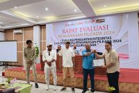 Kordiv Penanganan Pelanggaran dan Penyelesaian Sengketa Bawaslu Kepulauan Sula, Zulfitrah Hasim terima penghargaan dari Bawaslu Provinsi Maluku Utara. (Rakyatmu)