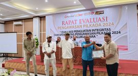 Kordiv Penanganan Pelanggaran dan Penyelesaian Sengketa Bawaslu Kepulauan Sula, Zulfitrah Hasim terima penghargaan dari Bawaslu Provinsi Maluku Utara. (Rakyatmu)