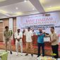 Kordiv Penanganan Pelanggaran dan Penyelesaian Sengketa Bawaslu Kepulauan Sula, Zulfitrah Hasim terima penghargaan dari Bawaslu Provinsi Maluku Utara. (Rakyatmu)