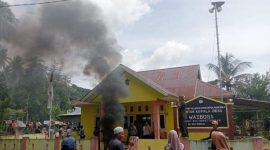 Warga Desa Waiboga Gelar Aksi Unjuk Rasa di Depan Kantor Desa. (Rakyatmu)