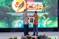 Kepala Hubungan Eksternal Harita Nickel Latif Supriadi saat menerima penghargaan The Best Corporate Social Responsibility Award 2025 untuk Pemberdayaan Masyarakat Lokal melalui Inovasi Sosial dan Ekonomi. (HN)
