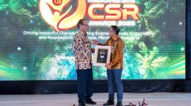 Kepala Hubungan Eksternal Harita Nickel Latif Supriadi saat menerima penghargaan The Best Corporate Social Responsibility Award 2025 untuk Pemberdayaan Masyarakat Lokal melalui Inovasi Sosial dan Ekonomi. (HN)