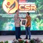 Kepala Hubungan Eksternal Harita Nickel Latif Supriadi saat menerima penghargaan The Best Corporate Social Responsibility Award 2025 untuk Pemberdayaan Masyarakat Lokal melalui Inovasi Sosial dan Ekonomi. (HN)