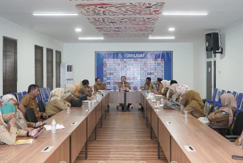 Sekda Kota Ternate Rizal Marsaoly bersama Plt. Kepala Bappelitbangda Mohd. Taufik Djauhar memimpin Rapat Koordinasi bersama OPD terkait Inpres Nomor 9 Tahun 2025. (Istimewa)