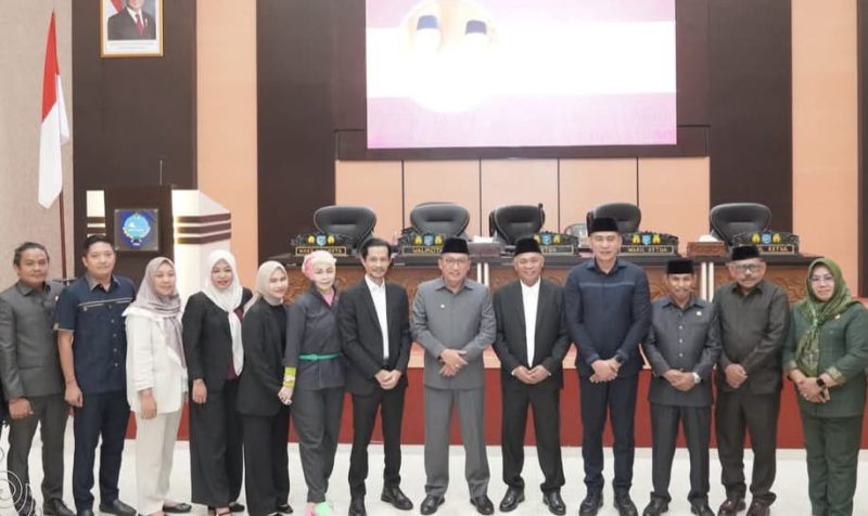 Foto: Anggota DPRD  Wali Kota dan Wakil Wali Kota Ternate Usai Paripurna Penetapan Kepala Daerah Terpilih Hasil Pilkada 2024. (Istimewa/Rakyatmu)