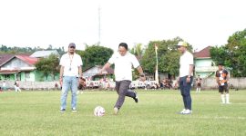 Sekda Kota Ternate Rizal Marsaoly saat melakukan tendangan bola pertama pertanda turnamen liga pelajar resmi dibuka. (Istimewa/Rakyatmu)