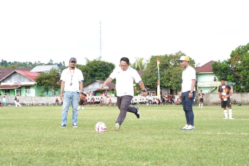 Sekda Kota Ternate Rizal Marsaoly saat melakukan tendangan bola pertama pertanda turnamen liga pelajar resmi dibuka. (Istimewa/Rakyatmu)
