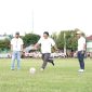Sekda Kota Ternate Rizal Marsaoly saat melakukan tendangan bola pertama pertanda turnamen liga pelajar resmi dibuka. (Istimewa/Rakyatmu)