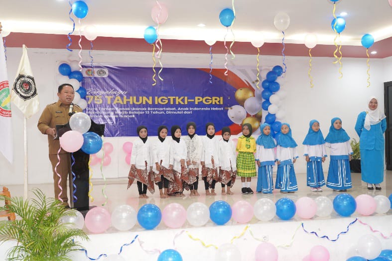 Sekda Kota Ternate saat Menyampaikan Sambutan di HUT IGTKI-PGRI. (Istimewa/Rakyatmu)
