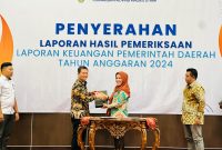 Bupati Kepulauan Sula, Fifian Adeningsih Mus saat menerima LKPD dari Kepala BPK RI Perwakilan Maluku Utara. (Rakyatmu/Istimewa)