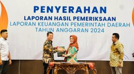 Bupati Kepulauan Sula, Fifian Adeningsih Mus saat menerima LKPD dari Kepala BPK RI Perwakilan Maluku Utara. (Rakyatmu/Istimewa)