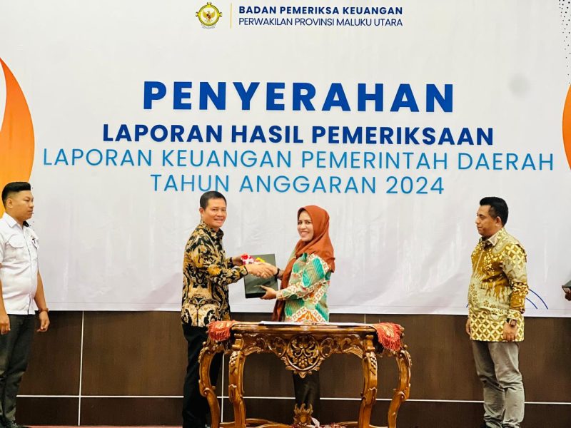 Bupati Kepulauan Sula, Fifian Adeningsih Mus saat menerima LKPD dari Kepala BPK RI Perwakilan Maluku Utara. (Rakyatmu/Istimewa)
