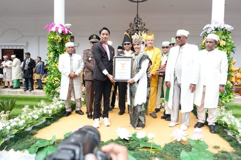 Bupati Kepulauan Sula, Fifian Adeningsih Mus Menerima Penghargaan dari Museum Rekor Dunia Indonesia. (Rakyatmu)