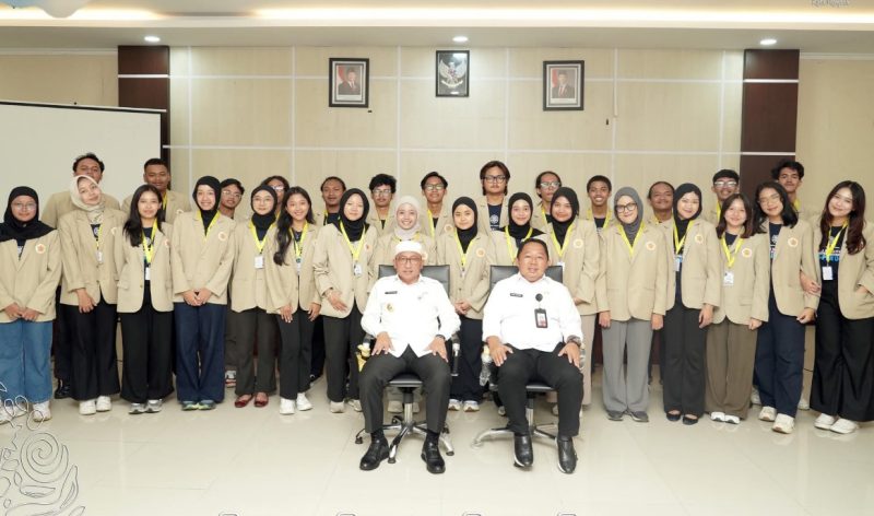 Wali Kota Ternate Dr. M. Tauhid Soleman Didampingi Sekda Dr. Rizal Marsaoly Bersama Mahasis KKN-PPM UGM. (Istimewa/Rakyatmu)