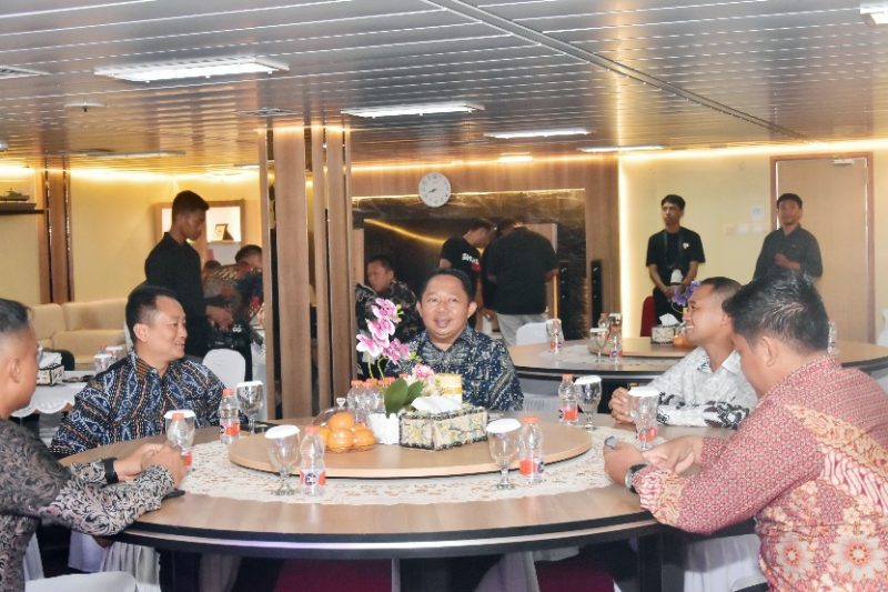 Sekda Kota Ternate Rizal Marsaoly saat Menghadiri Jamuan Makan Malam bersama Satgas Operasi Trisila TNI-AL Tahun 2025 di KRI Teluk Wondama-527. (Atu for Rakyatmu)