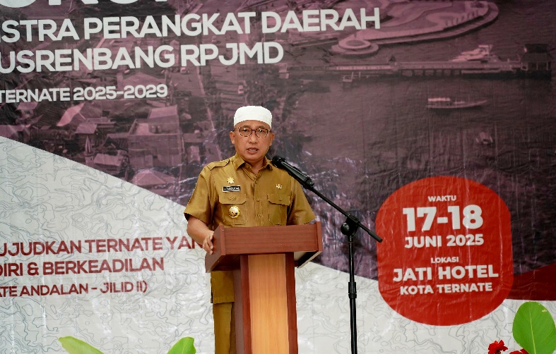 Wali Kota Ternate M. Tauhid Soleman saat Membuka Forum Renstra Perangkat Daerah dan Musrenbang RPJMD di Hotel Jati Ternate. (Ongky for Rakyatmu)