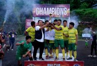 Sekda Kota Ternate Menyerahkan Piala RM Cup Open Tournament Kelurahan Tobololo 2025. 