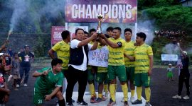 Sekda Kota Ternate Menyerahkan Piala RM Cup Open Tournament Kelurahan Tobololo 2025. 