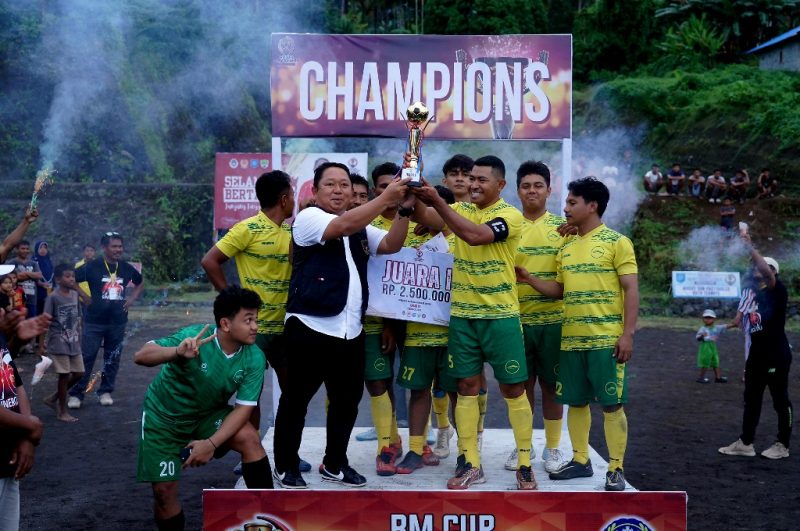 Sekda Kota Ternate Menyerahkan Piala RM Cup Open Tournament Kelurahan Tobololo 2025. 