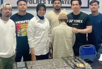 Foto Polisi Bersama Pelaku Pengedar Narkotika Jenis Ganja.