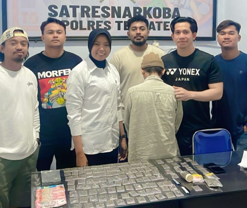 Foto Polisi Bersama Pelaku Pengedar Narkotika Jenis Ganja.