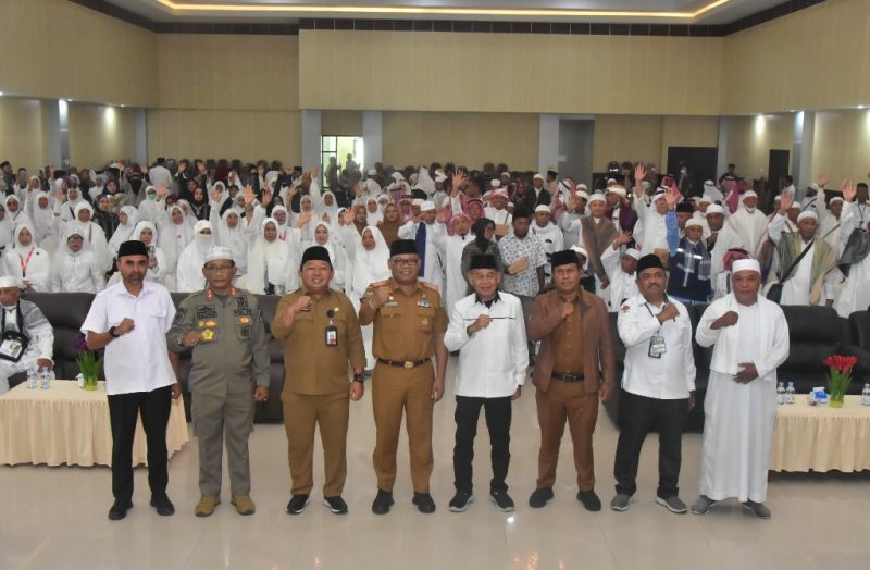 Sekretaris Kota Ternate, Dr Rizal Marsaoly bersama Pejabat Provinsi Maluku Utara dan Jamaah Haji di Asrama Haji Transit Ternate 