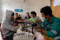 Pemeriksaan kesehatan dan pengobatan gratis yang diberikan oleh Harita Nickel di Posko Kesehatan bagi masyarakat yang terdampak bencana banjir Desa Kawasi. 