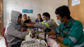 Pemeriksaan kesehatan dan pengobatan gratis yang diberikan oleh Harita Nickel di Posko Kesehatan bagi masyarakat yang terdampak bencana banjir Desa Kawasi. 