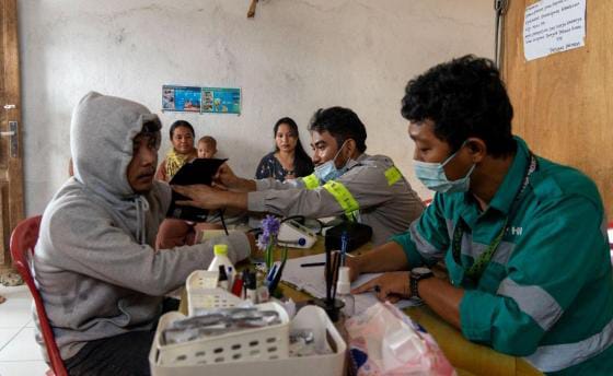 Pemeriksaan kesehatan dan pengobatan gratis yang diberikan oleh Harita Nickel di Posko Kesehatan bagi masyarakat yang terdampak bencana banjir Desa Kawasi. 