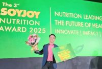 Rully Agung Pratama, perwakilan Dinas Kesehatan Kota Ternate, saat menerima penghargaan sebagai Juara II dalam Kompetisi The 3rd SOYJOY Nutrition Award 2025 di Jakarta. (Istimewa)