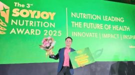 Rully Agung Pratama, perwakilan Dinas Kesehatan Kota Ternate, saat menerima penghargaan sebagai Juara II dalam Kompetisi The 3rd SOYJOY Nutrition Award 2025 di Jakarta. (Istimewa)