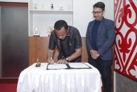 Wali Kota Tidore Kepulauan Muhammad Sinen menandatangani nota kesepakatan terkait kerjasama di bidang Akademik dengan Mata Garuda Maluku Utara di ruang rapat kerja Wali Kota. (Dok Istimewa)