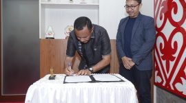 Wali Kota Tidore Kepulauan Muhammad Sinen menandatangani nota kesepakatan terkait kerjasama di bidang Akademik dengan Mata Garuda Maluku Utara di ruang rapat kerja Wali Kota. (Dok Istimewa)