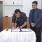 Wali Kota Tidore Kepulauan Muhammad Sinen menandatangani nota kesepakatan terkait kerjasama di bidang Akademik dengan Mata Garuda Maluku Utara di ruang rapat kerja Wali Kota. (Dok Istimewa)