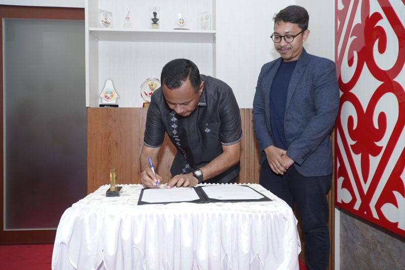 Wali Kota Tidore Kepulauan Muhammad Sinen menandatangani nota kesepakatan terkait kerjasama di bidang Akademik dengan Mata Garuda Maluku Utara di ruang rapat kerja Wali Kota. (Dok Istimewa)
