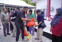 Wali Kota Tidore Kepulauan, Muhammad Sinen menyerahkan paket sembako gratis kepada 271 penerima yang tersebar di Kelurahan Tosa, Mafututu dan Jiko Cobo, Kecamatan Tidore Timur. (Istimewa)