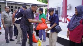 Wali Kota Tidore Kepulauan, Muhammad Sinen menyerahkan paket sembako gratis kepada 271 penerima yang tersebar di Kelurahan Tosa, Mafututu dan Jiko Cobo, Kecamatan Tidore Timur. (Istimewa)