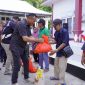 Wali Kota Tidore Kepulauan, Muhammad Sinen menyerahkan paket sembako gratis kepada 271 penerima yang tersebar di Kelurahan Tosa, Mafututu dan Jiko Cobo, Kecamatan Tidore Timur. (Istimewa)