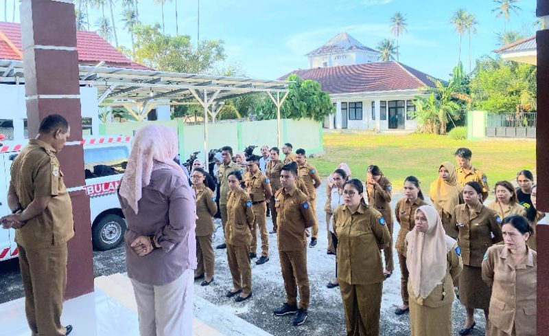 Kepala Dinas Kesehatan Kota Ternate Fathiyah Suma Pimpin Apel Pagi di Puskesmas Mayau, Kecamatan Batang Dua.