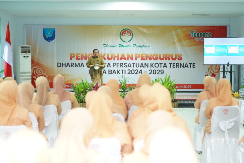 Sekda Kota Ternate saat Memberikan Sambutan di Pengukuhan Pengurus DWP Kota Ternate. (Humas for Rakyatmu) 