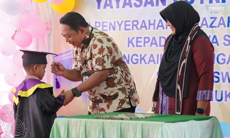 Sekda Kota Ternate Rizal Marsaoly Melepaskan Siswa TK, SD dan SMK Putri Nukila. (Istimewa/Rakyatmu) 