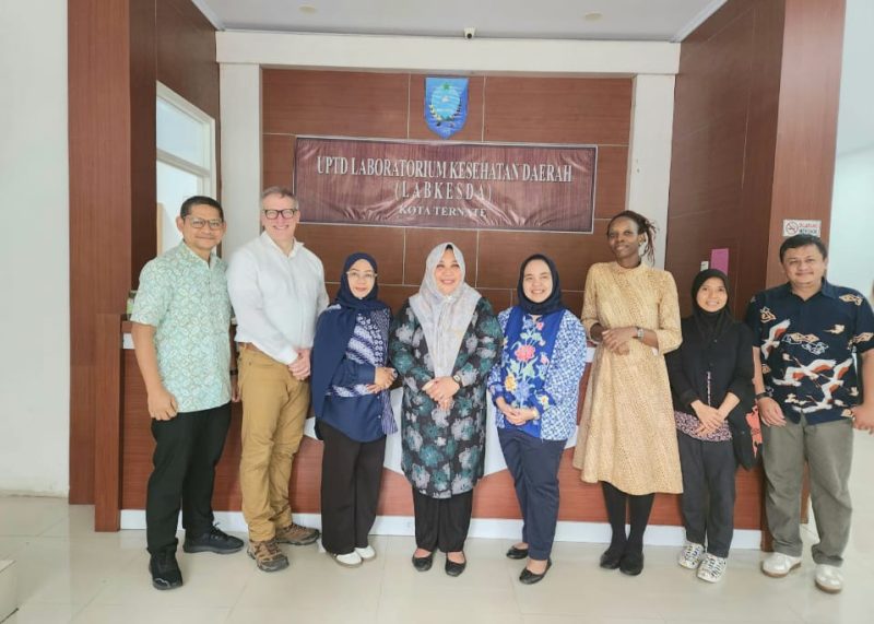 Tim Kemenkes dan Bank Dunia Bersama Pegawai Dinkes Kota Ternate di Labkesda. (Dok. Pribadi/Rakyatmu)