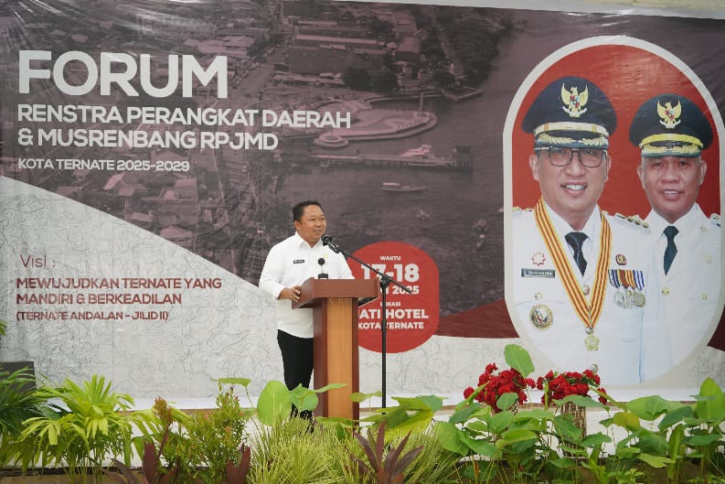 Sekda Kota Ternate Memberikan Sambutan dan Menutup Forum Rensra PD dan Musrenbang RPJMD. (Dok. Ko Edo for Rakyatmu)